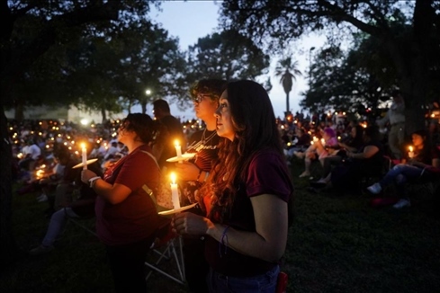 2023年5月24日，在美國得克薩斯州小城尤瓦爾迪，人們參加守夜儀式悼念校園槍擊遇害者。新華社記者吳曉凌攝