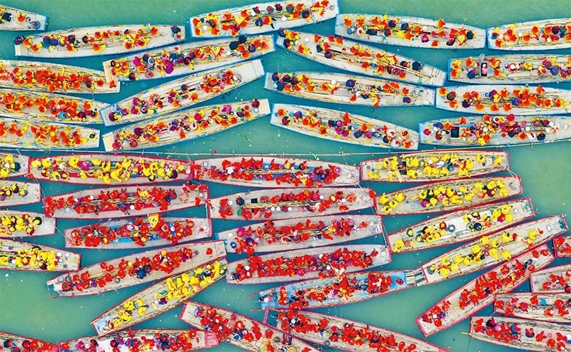 溱潼會船由南宋相沿至今，歷經(jīng)數(shù)百年傳承，被列入國家級非物質(zhì)文化遺產(chǎn)名錄。圖為2024年4月6日在江蘇省泰州市姜堰區(qū)溱湖國家濕地公園參加會船表演的船只。 新華社發(fā) 湯德宏/攝