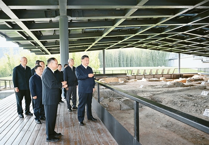 2023年10月10日至13日，中共中央總書記、國家主席、中央軍委主席習(xí)近平在江西考察。這是11日上午，習(xí)近平在景德鎮(zhèn)市陶陽里歷史文化街區(qū)南麓遺址考察。 新華社記者 謝環(huán)馳/攝