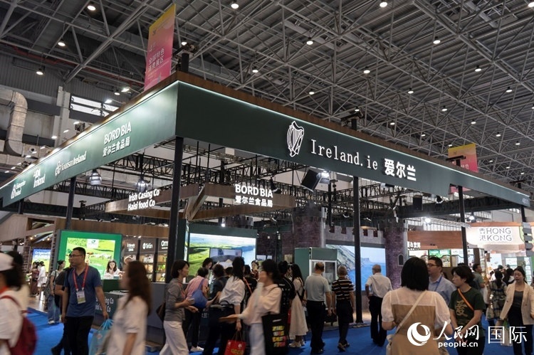 第四屆中國國際消費品博覽會愛爾蘭國家館。人民網(wǎng) 常沙攝