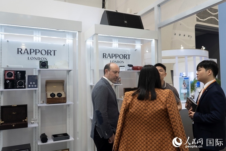 客商在第四屆中國國際消費品博覽會英國國家館內(nèi)交談。人民網(wǎng) 常沙攝