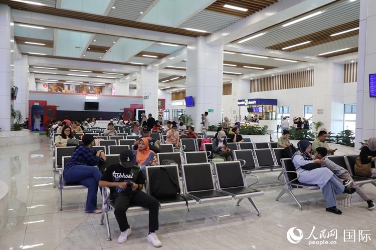 乘客在雅萬高鐵雅加達(dá)哈利姆站候車。人民網(wǎng)記者 曹師韻攝