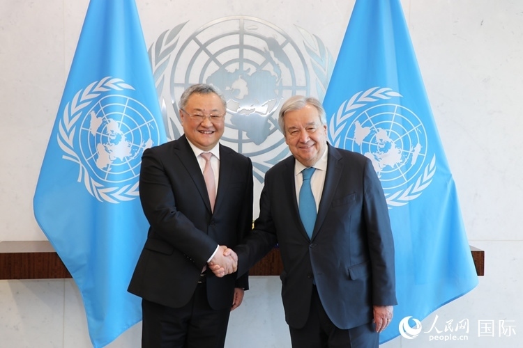 4月16日，中國(guó)新任常駐聯(lián)合國(guó)代表、特命全權(quán)大使傅聰在紐約聯(lián)合國(guó)總部向聯(lián)合國(guó)秘書長(zhǎng)古特雷斯遞交了全權(quán)證書。 人民網(wǎng)記者 李志偉攝