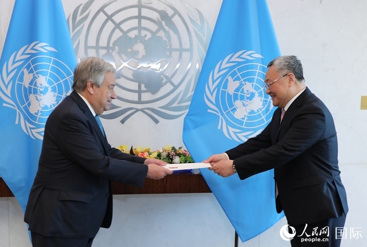 4月16日，中國(guó)新任常駐聯(lián)合國(guó)代表、特命全權(quán)大使傅聰在紐約聯(lián)合國(guó)總部向聯(lián)合國(guó)秘書長(zhǎng)古特雷斯遞交了全權(quán)證書。 人民網(wǎng)記者 李志偉攝