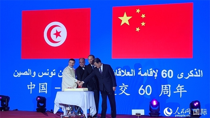 與會嘉賓共同切紀(jì)念蛋糕，從左至右分別為突尼斯國家旅游局局長侯賽因、突尼斯駐華大使阿迪勒·阿拉比、外交部副部長鄧勵、中國人民對外友好協(xié)會副會長李?？?。人民網(wǎng)記者 萬宇攝