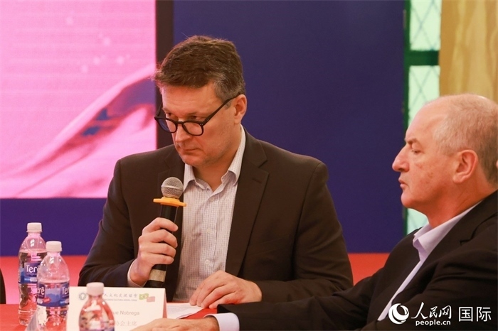 中巴友好協(xié)會主席恩里克·諾布雷加（左）在座談會上致辭。人民網(wǎng)記者 陳海琪攝