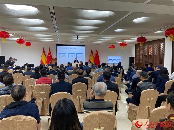 季奕鴻律師主講法律知識。人民網(wǎng)記者 范劍青攝