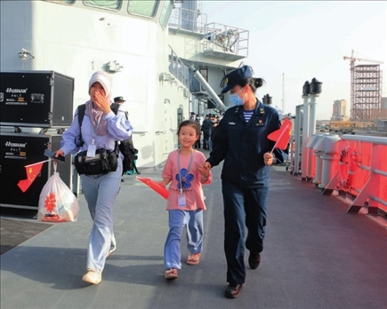 海軍軍艦赴蘇丹緊急撤離我在蘇丹人員。圖為海軍官兵帶領(lǐng)同胞登艦（2023年4月26日攝）。丁家興攝