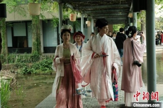 年輕人盛裝過“漢服節(jié)”。毛瑜 攝