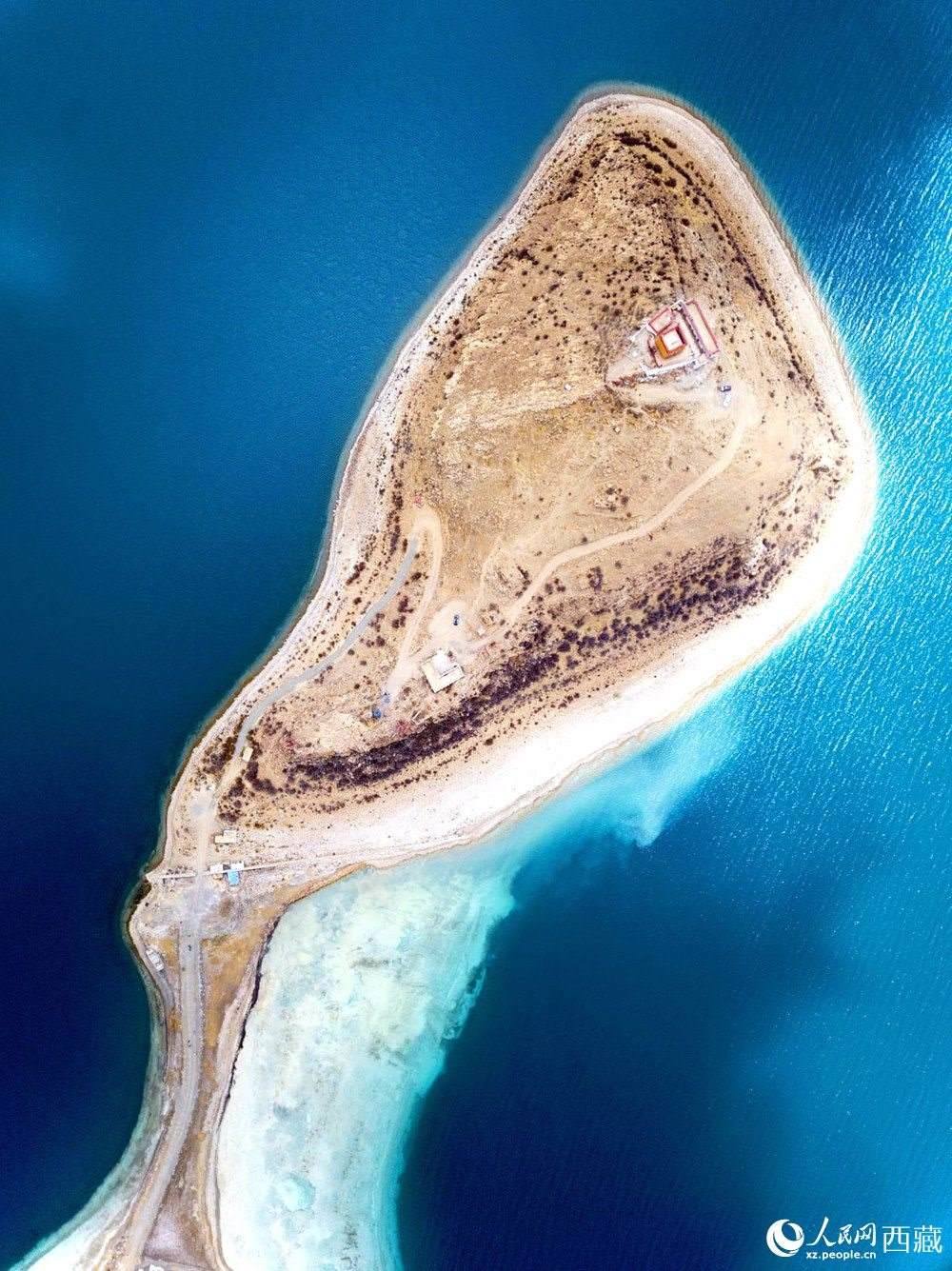 無人機(jī)視角下的西藏羊卓雍錯日托寺風(fēng)光。人民網(wǎng)記者 次仁羅布攝