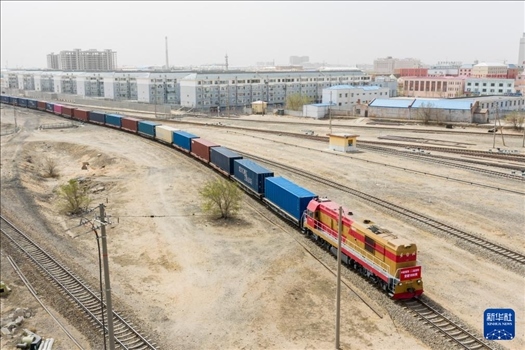 4月21日，中歐班列緩緩駛出二連浩特鐵路口岸（無人機照片）。 新華社發(fā)（張海峰攝）