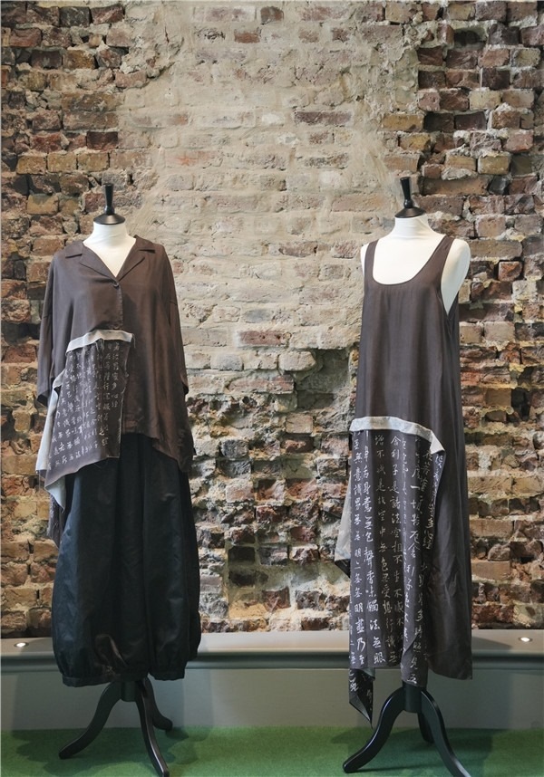 展覽展示的以中國文字為創(chuàng)作靈感的服裝《心經(jīng)》。主辦方供圖