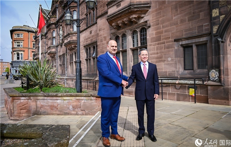 圖為中國駐英國大使鄭澤光在考文垂市政廳會見現(xiàn)場。人民網(wǎng) 郭錦標(biāo)攝