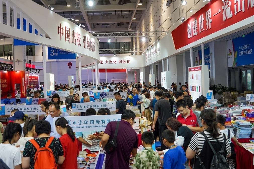 2023年7月31日，在第31屆全國圖書交易博覽會上，讀者在閱覽選購新書。新華社記者 朱崢 攝