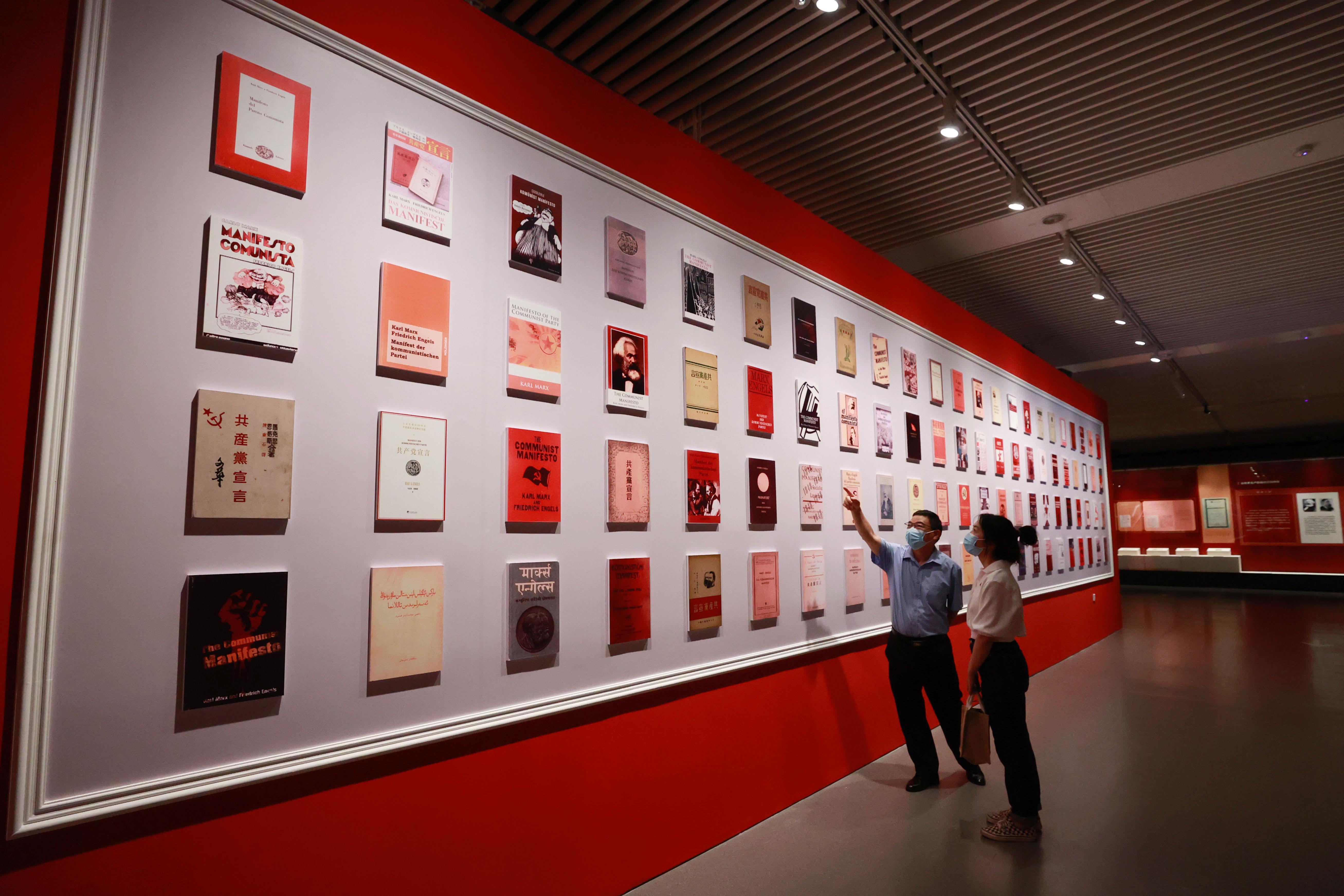 △2021年8月5日，觀眾在國家圖書館觀看不同版本的《共產(chǎn)黨宣言》。