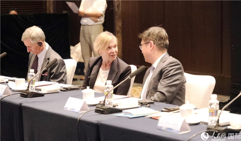 宣介會(huì)上，中外官員親切交談。人民網(wǎng)記者趙益普攝