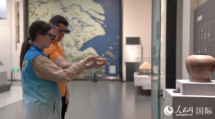 人民網(wǎng)外籍專(zhuān)家在良渚博物院體驗(yàn)AR眼鏡。人民網(wǎng)記者 袁蒙攝