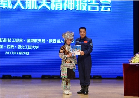 韋知月（化名）在西北工業(yè)大學(xué)與英雄航天員張曉光合影。受訪者供圖