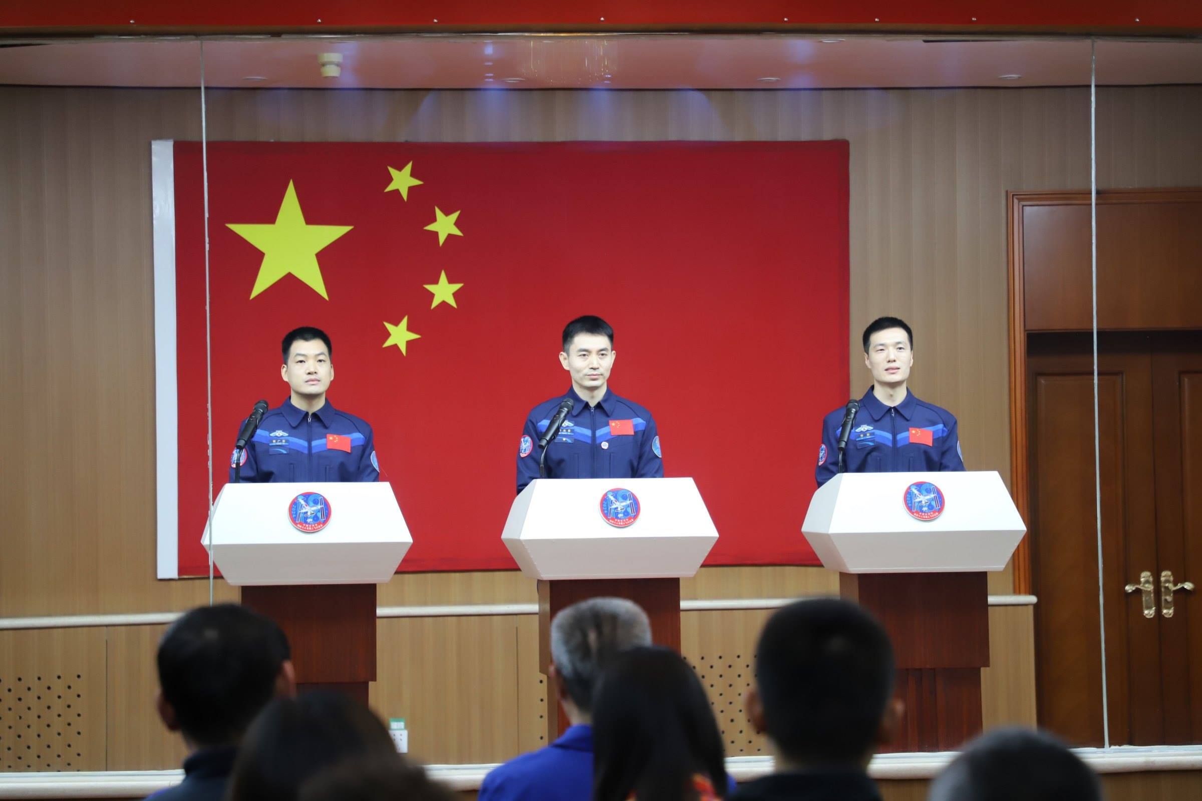 神舟十八號(hào)航天員與中外媒體記者集體見面。人民網(wǎng)記者 黃帆攝