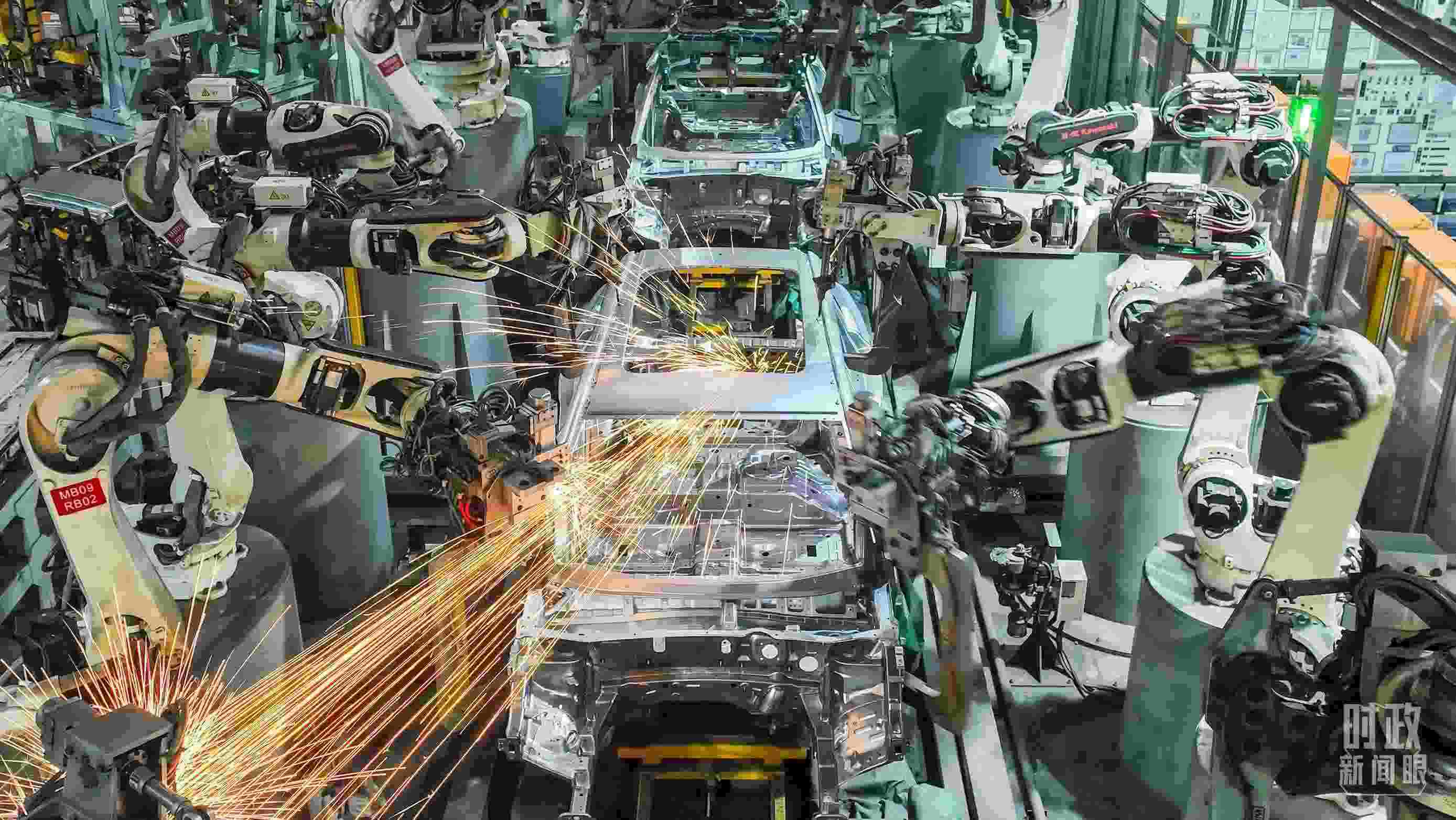  △2024年4月，重慶兩江新區(qū)的一家汽車制造企業(yè)，生產(chǎn)一派繁忙。（圖/視覺中國）