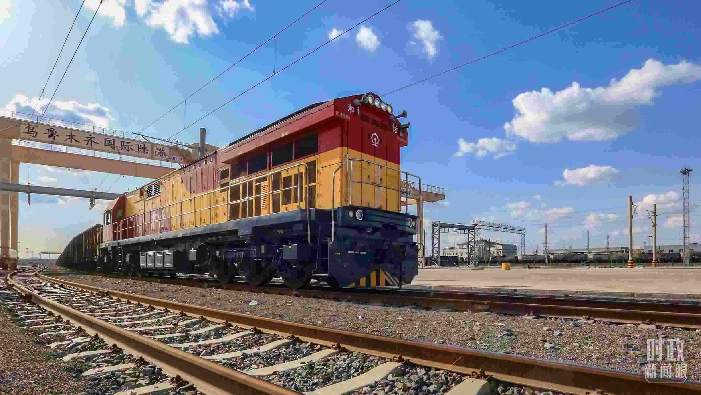 △2024年4月，烏魯木齊國際陸港區(qū)中歐班列“天山號”暢行絲路。（圖/視覺中國）