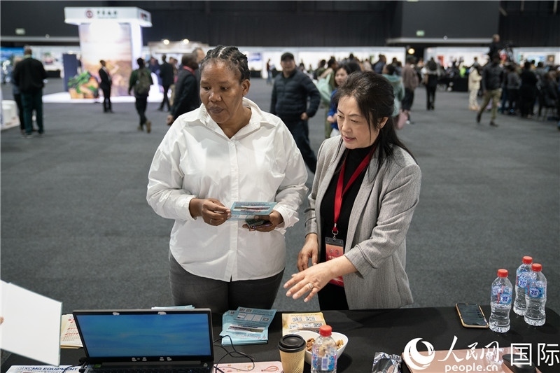 中企工作人員和當?shù)厍舐氄呓徽?。希拉茲攝