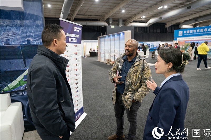 中企工作人員和當?shù)厍舐氄呓徽?。希拉茲攝