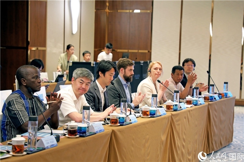 參加產業(yè)對接會的各國駐華使節(jié)。人民網記者趙益普攝