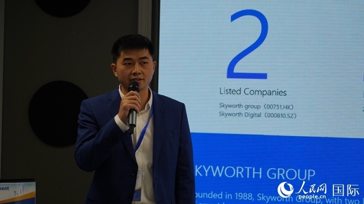 創(chuàng)維南非綠能公司總經(jīng)理倪亮介紹創(chuàng)維的破圈之路。人民網(wǎng) 劉暢攝