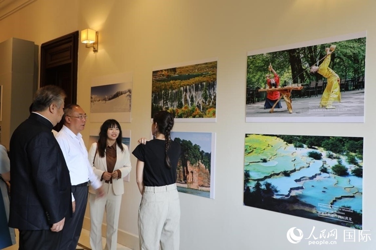 四川省文化和旅游廳副廳長(zhǎng)王成平、墨西哥松林文化中心展覽部主任盧西亞·恩里克斯·岡薩雷斯·薩拉維亞、墨西哥中國(guó)文化中心主任石岳文參觀圖片展。拍攝者為墨西哥分社外籍雇員埃內(nèi)斯托·多明戈斯