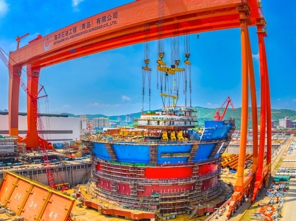 “?？惶枴蓖ㄟ^雙龍門吊進行總裝。侯憲鵬攝