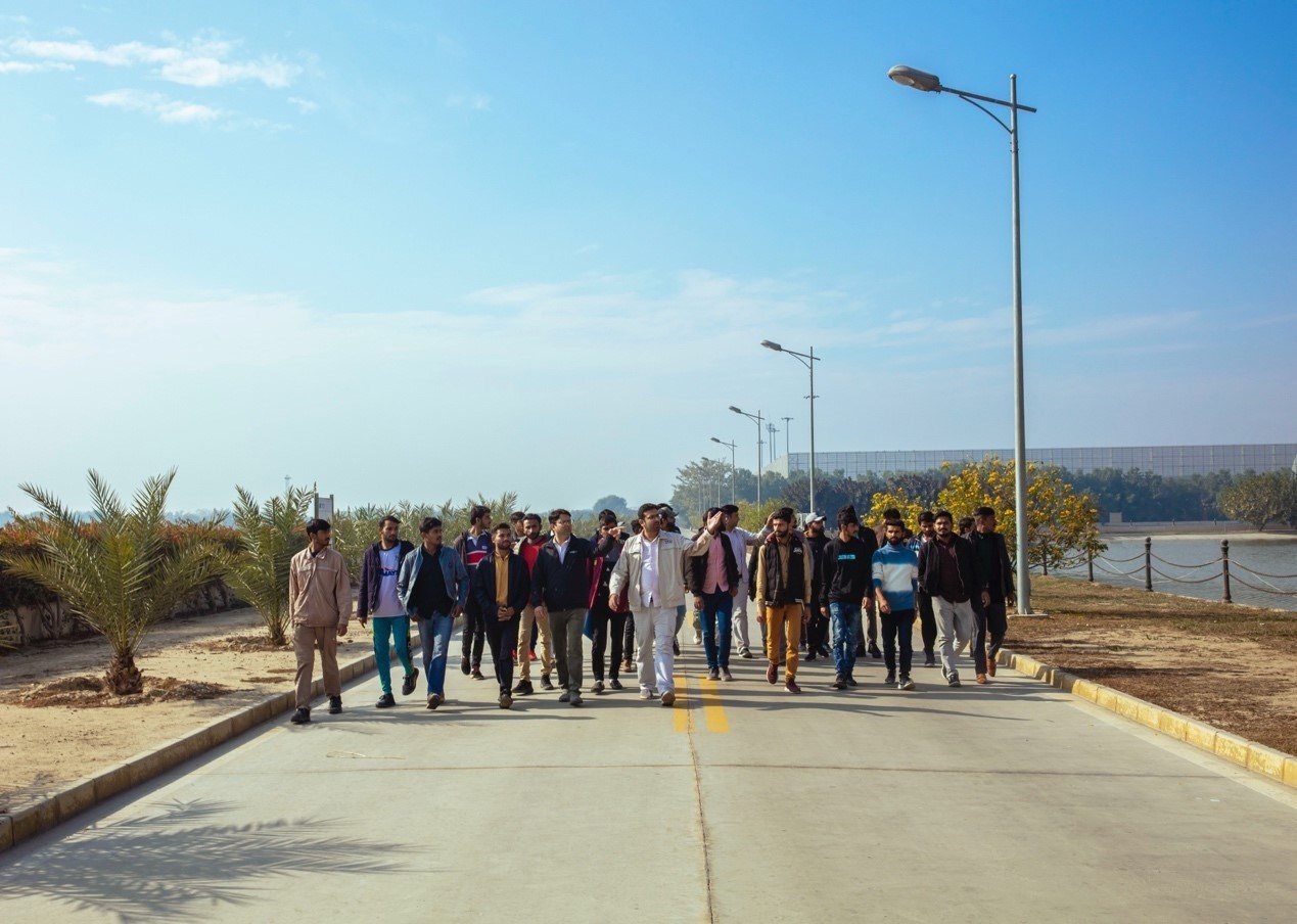 職業(yè)技校學員參觀中巴經濟走廊薩希瓦爾電站。中國華能薩希瓦爾電站 供圖