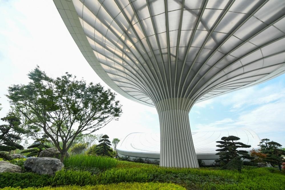 這是2024年4月22日拍攝的成都世園會(huì)主會(huì)場入口處的“芙蓉花”底部，它兼具收集雨水、循環(huán)利用的功能。新華社記者 王曦 攝