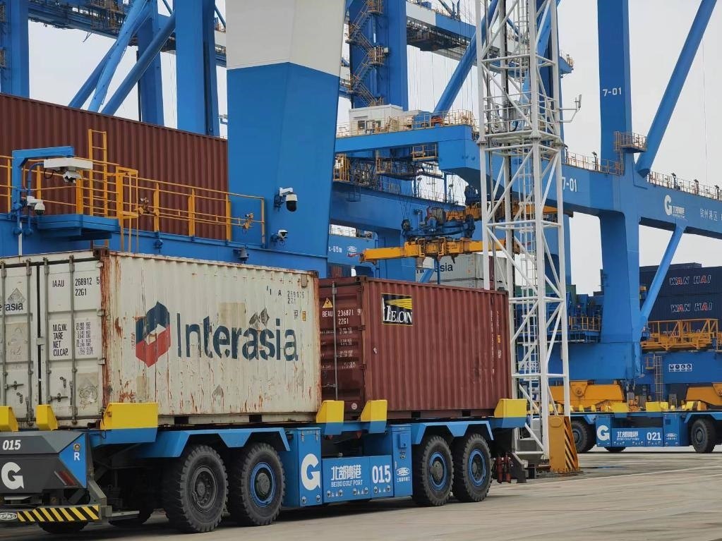 在欽州自動(dòng)化集裝箱碼頭，智能導(dǎo)引運(yùn)輸車(chē)在運(yùn)送集裝箱。新華社記者趙歡 攝