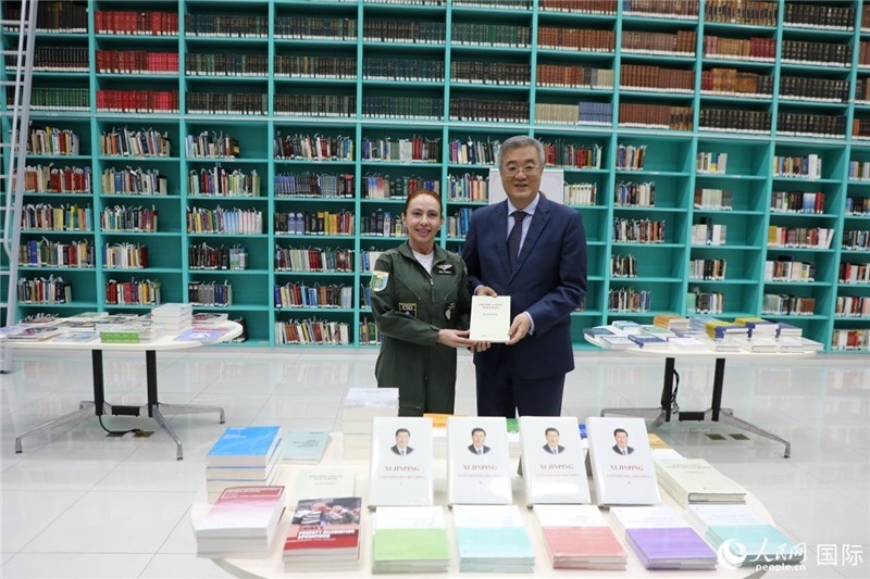 授課后，中國(guó)駐巴西大使祝青橋向巴西高等防務(wù)學(xué)院圖書館捐贈(zèng)了150本書籍。圖為祝青橋和巴西高等防務(wù)學(xué)院院長(zhǎng)卡拉·利里奧·馬丁斯在圖書捐贈(zèng)儀式上。 人民網(wǎng)記者 陳一鳴攝