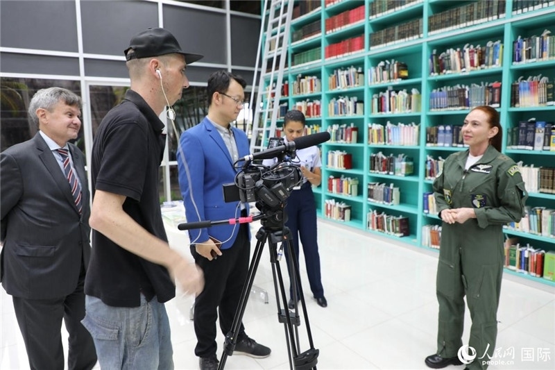 巴西高等防務(wù)學(xué)院院長(zhǎng)卡拉·利里奧·馬丁斯接受了人民網(wǎng)的視頻采訪。 人民網(wǎng)記者 陳一鳴攝