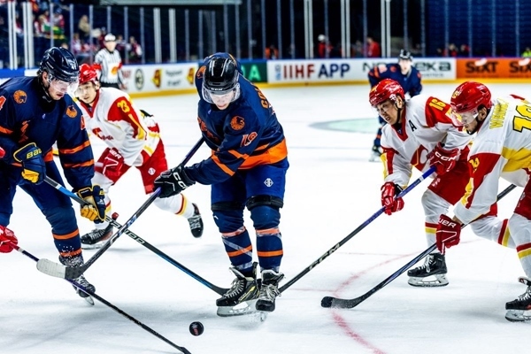 雙方球員爭(zhēng)搶。圖片來(lái)源：國(guó)際冰聯(lián)