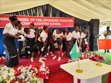 師生們載歌載舞。駐尼日利亞使館供圖