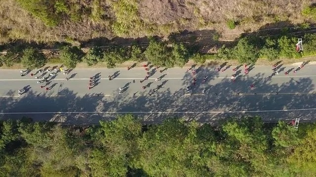 1月6日，健身愛好者在徒步活動中（無人機(jī)照片）。新華社記者 黃國保攝