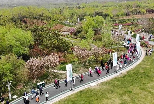 4月27日，登山愛好者在浮山森林公園參加登山健身活動（無人機(jī)照片）。新華社記者 李紫恒攝