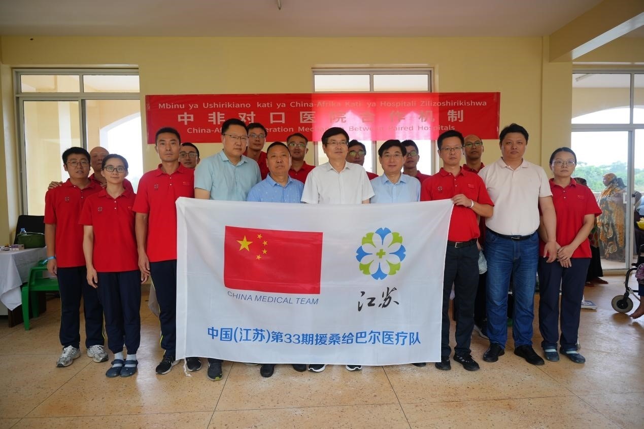 揚州市衛(wèi)健系統(tǒng)代表團和醫(yī)療隊在義診現(xiàn)場合影。中國援桑醫(yī)療隊供圖