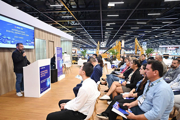 當(dāng)?shù)貢r間4月26日，深圳市發(fā)展和改革委員會在巴西圣保羅國際工程機(jī)械及礦山機(jī)械展上舉行專題推介會，介紹將于今年下半年在深圳市舉辦的2024國際數(shù)字能源展。 2024國際數(shù)字能源展組委會供圖