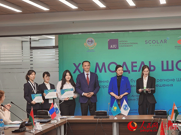 中國代表榮獲“最佳代表”獎。人民網(wǎng)記者 李強(qiáng)攝