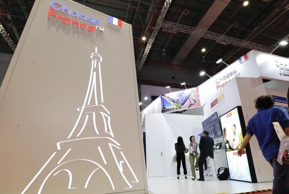 2019年11月5日，第二屆中國國際進(jìn)口博覽會(huì)在上海國家會(huì)展中心開幕。這是參觀者走過法國國家館。新華社記者 張玉薇 攝