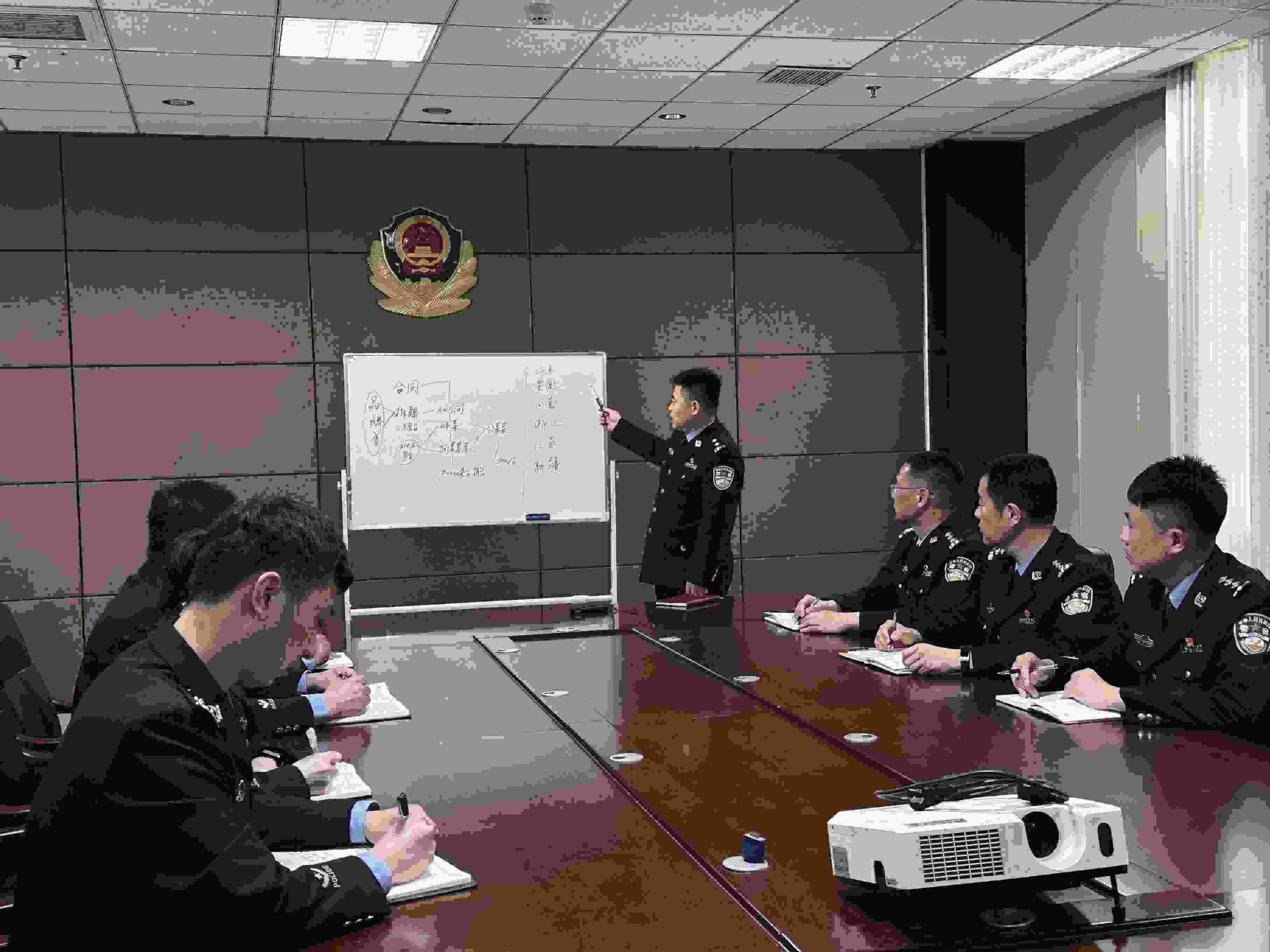 專案組辦案民警介紹案情。人民網(wǎng)記者 郝萍攝