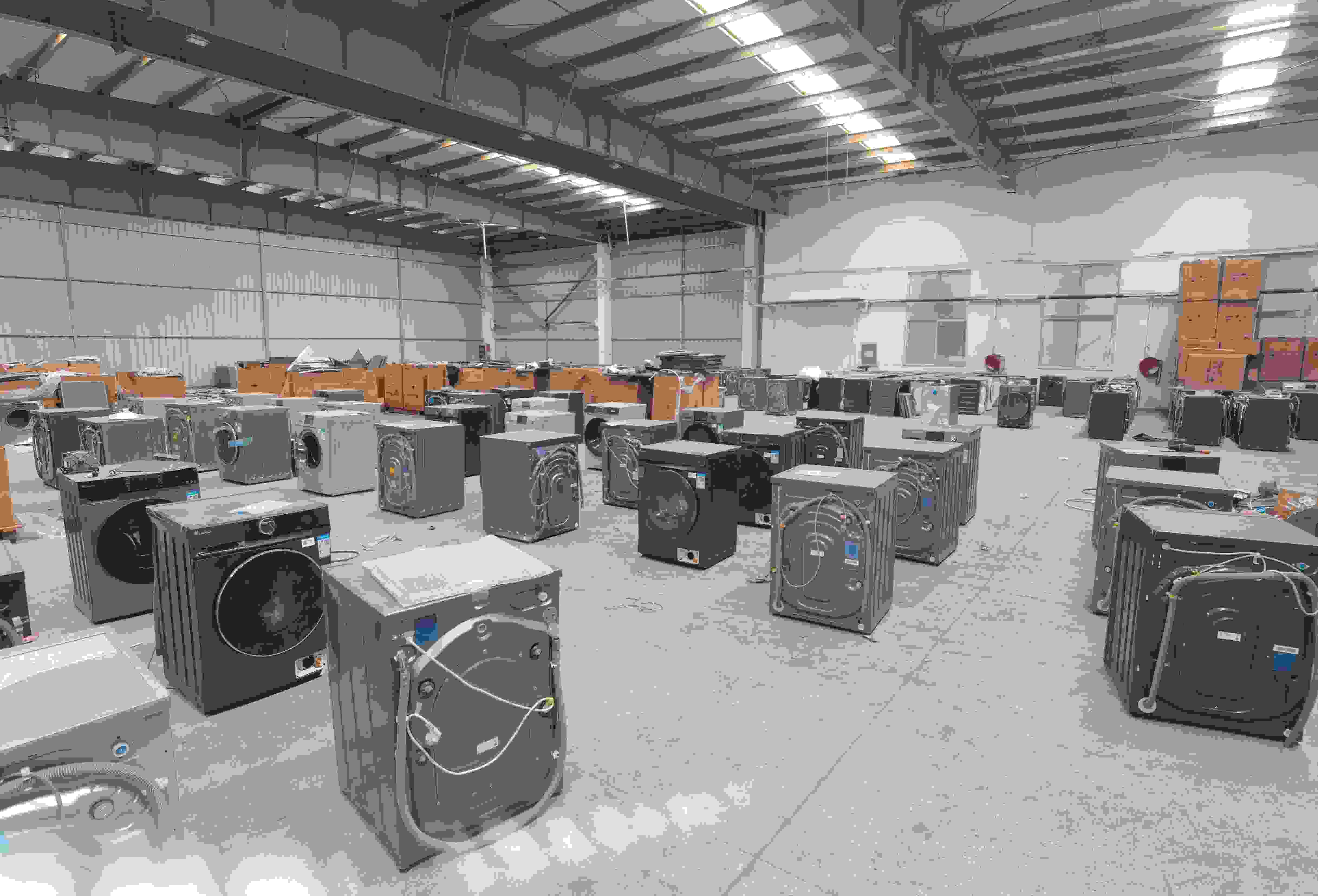 專案組民警查扣涉案場所及假冒知名品牌洗衣機(jī)。巨野警方供圖