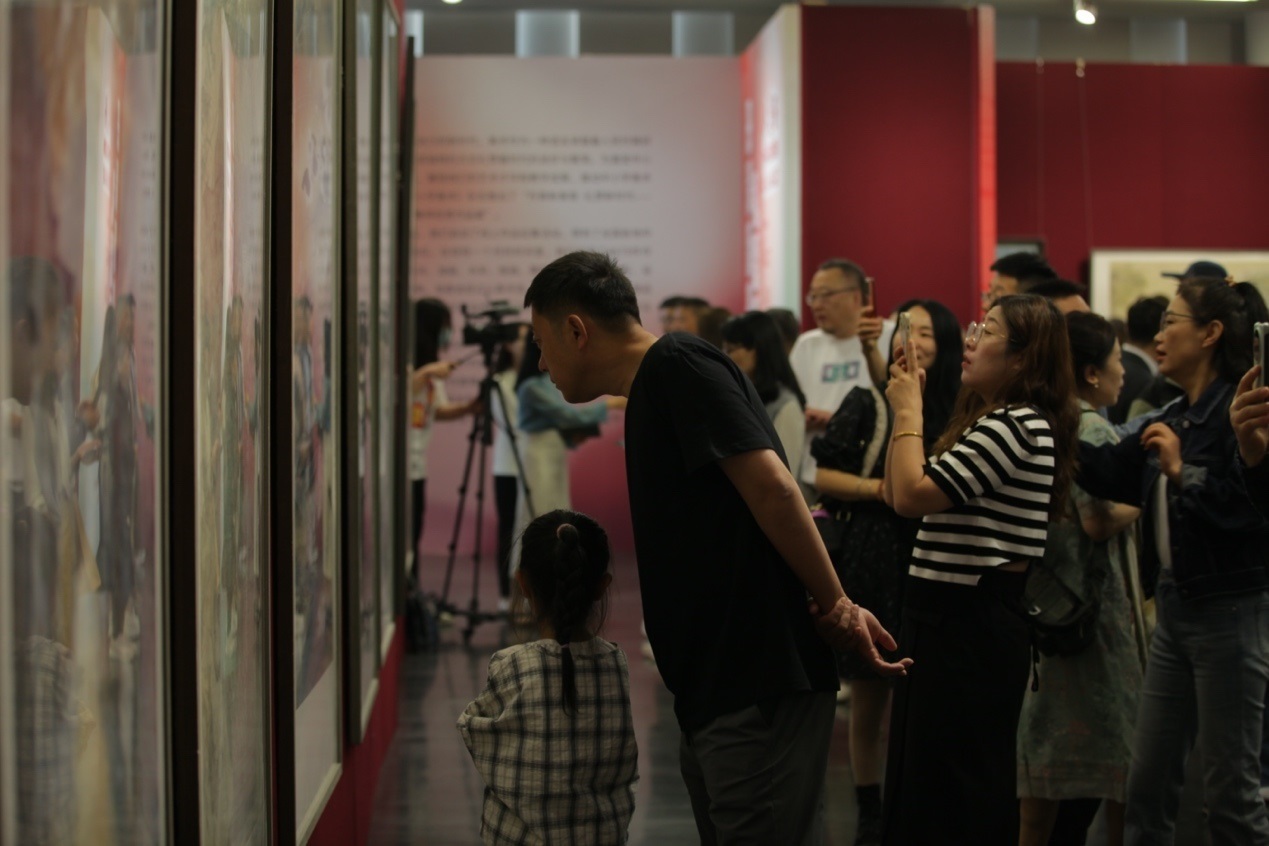 嘉賓及教研員、教師代表參觀展覽。主辦方供圖