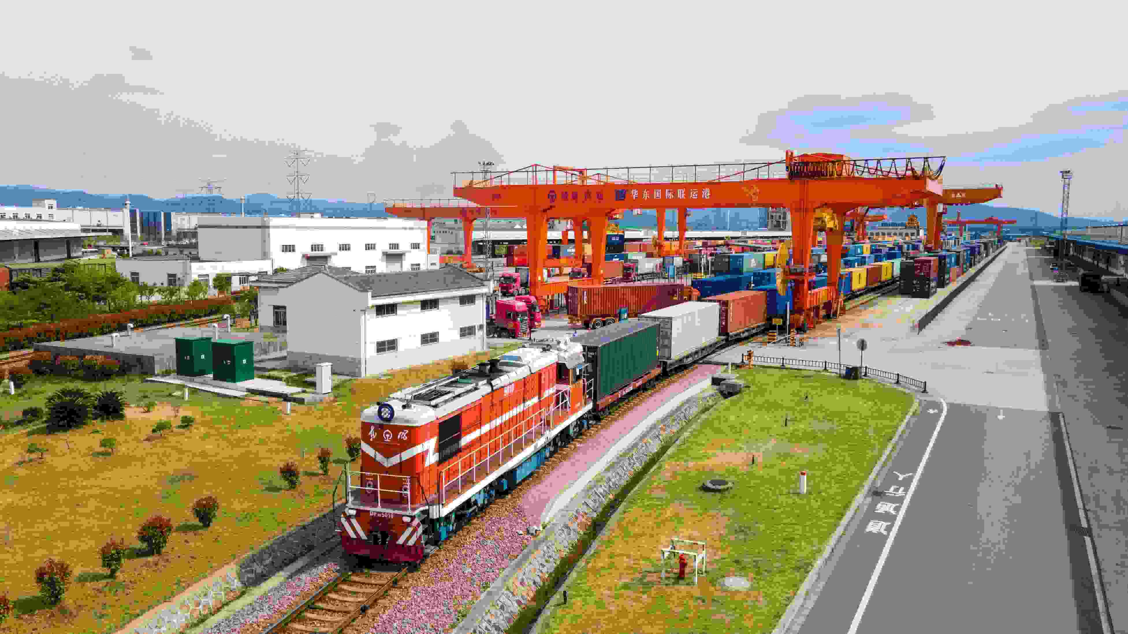 △2024年4月1日，浙江省金華華東國際聯(lián)運港，一列中歐班列裝載110個標箱日用百貨、電動工具、機械裝備等貨物從鐵路金華南貨場啟程駛往匈牙利布達佩斯。