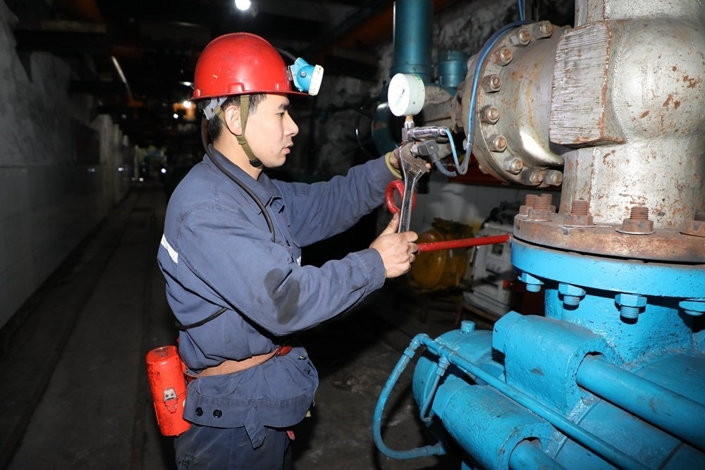 2024年4月30日，冀中能源峰峰集團(tuán)新屯礦機(jī)電區(qū)副區(qū)長(zhǎng)顧博在井下泵房檢修水泵。新華社發(fā)