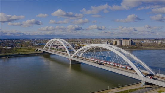 △2024年3月12日，一列火車運行在匈塞鐵路塞爾維亞境內(nèi)貝諾段諾維薩德多瑙河大橋上。